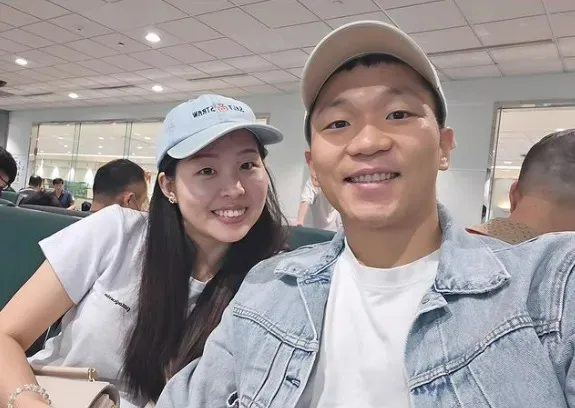 李洋罕見放閃，在機場曬出和未婚妻的超甜合照。翻攝《@leeyang0812》IG