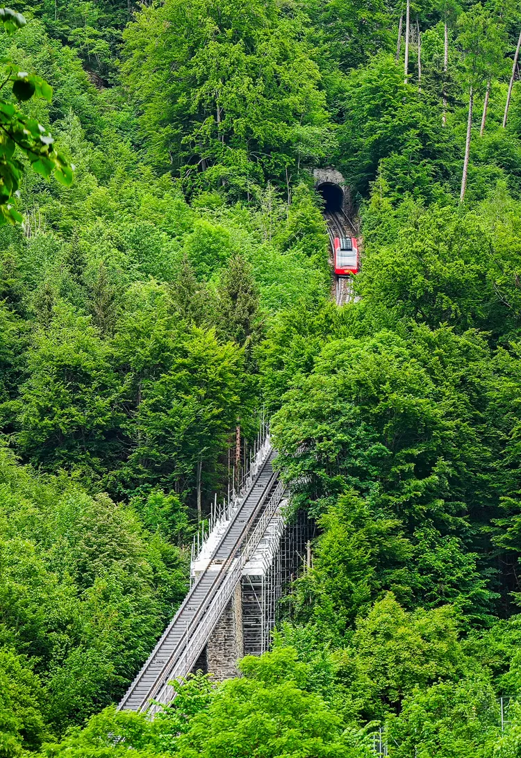 搭乘纜車僅需8分鐘即可抵達哈德昆頂峰。田欣雲攝影