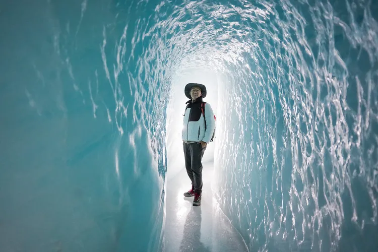 探索位於冰河之下、由晶瑩剔透冰層構築的「冰宮(Ice Palace)」。田欣雲攝影