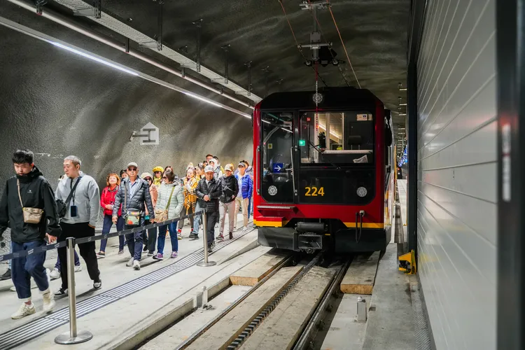 搭乘少女峰鐵道齒軌列車，抵達歐洲最高車站「少女峰山坳站(Jungfraujoch)」。田欣雲攝影
