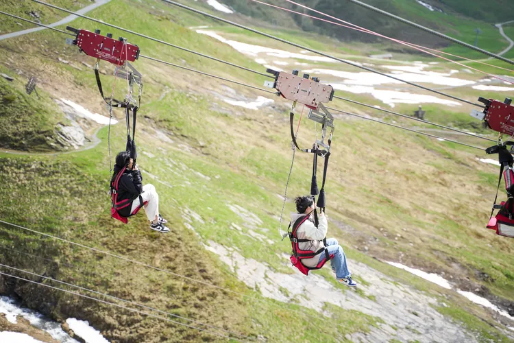 懸空飛椅讓人驚聲尖叫。田欣雲攝影