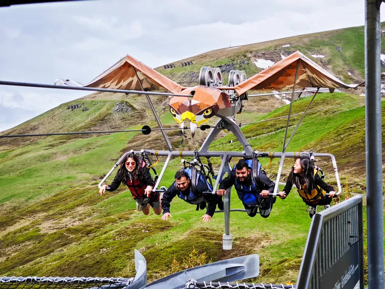 玩法先上後下的神鷹飛索。田欣雲攝影