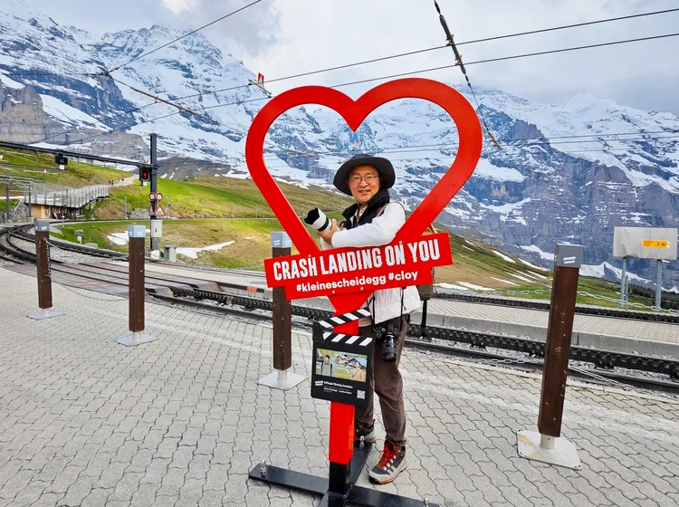 響應《愛的迫降》帶來的觀光商機，當地觀光單位還貼心地設立了多個紅色愛心立牌。田欣雲攝影