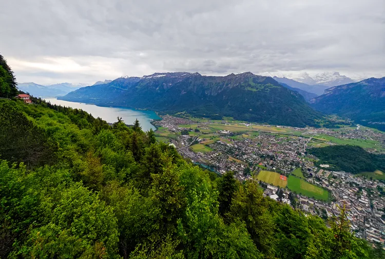 介於布里恩茨湖和圖恩湖之間的茵特拉肯。田欣雲攝影