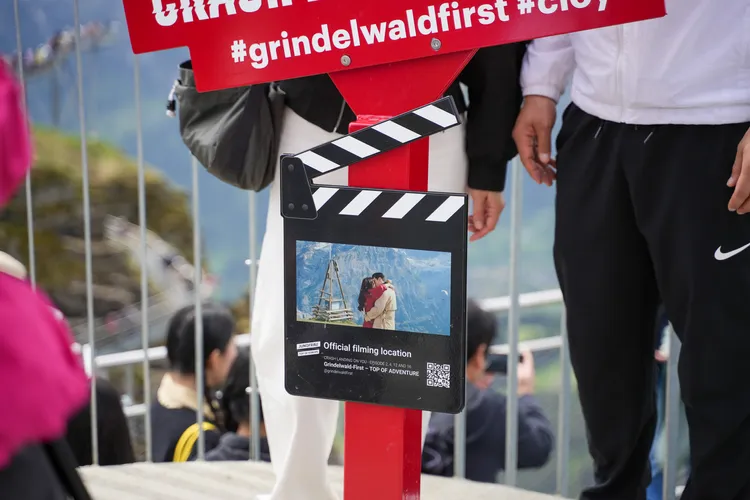 立牌下方展示《愛的迫降》劇照。田欣雲攝影