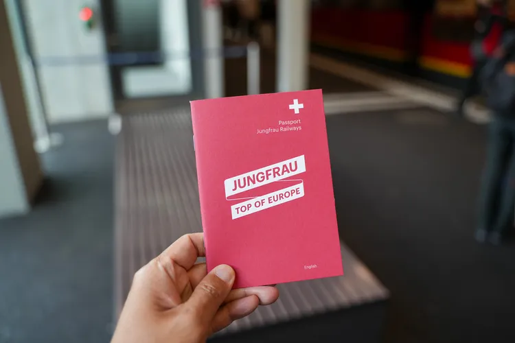 記得在當地纜車站、列車站或旅遊中心免費索取「少女峰鐵路護照」。田欣雲攝影