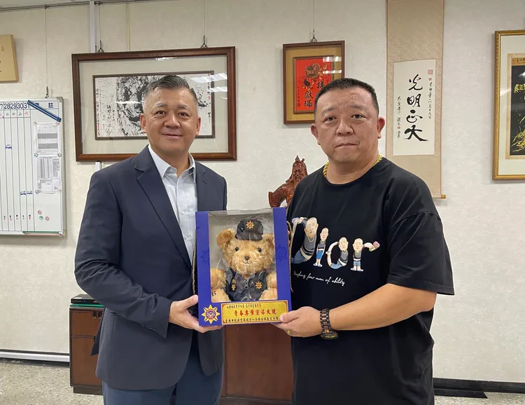 南市警一分局長王子雄致贈警察熊娃娃，感謝莊子歌「呱哥」協助。警方提供