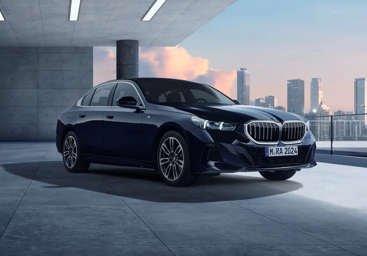 BMW 5系列正2024年式車型提供分期購車禮遇及3年租賃禮馭優惠方案。原廠照片