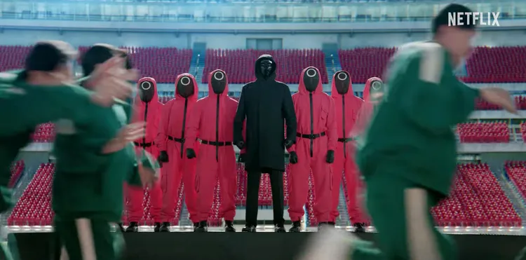 李秉憲穿上遊戲負責人服裝和面罩，預告中問「3年過去了，想再參加一次遊戲嗎」。翻攝YouTube