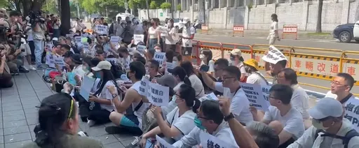 小草們出動了!大動作集結北檢外抗議:相信阿北清白