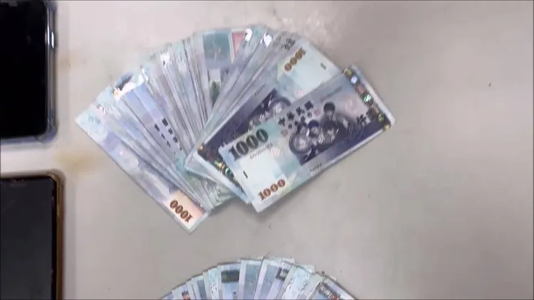 警方查扣現金。桃園警分局提供