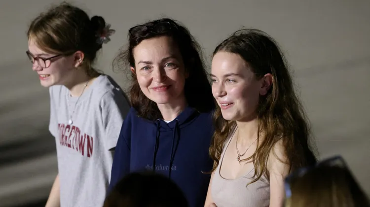 美俄記者庫瑪謝娃（中）在此次換囚下成功與女兒們見面。路透社