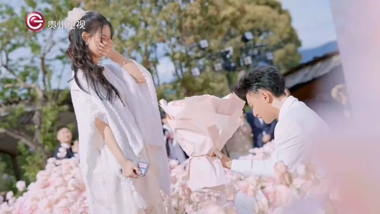 黃子韜捧著玫瑰花單膝下跪求婚，網友好奇「戒指呢」？翻攝跟我走吧官微