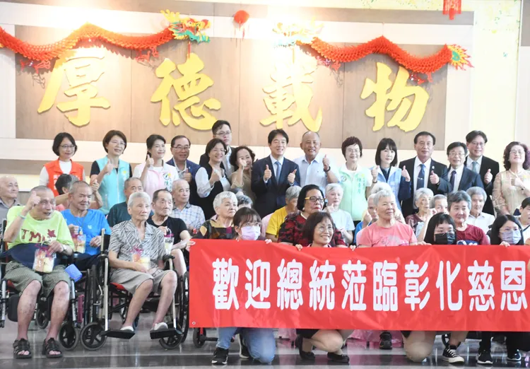 賴清德參化彰化縣二林鎮慈恩老人養護中心，受到熱烈歡迎。縣府提供
