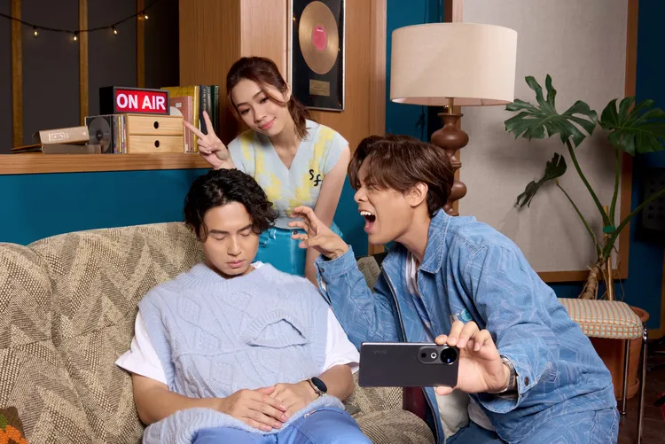 雲安更趁著謙哥休息時偷拍「醜照」。vivo提供