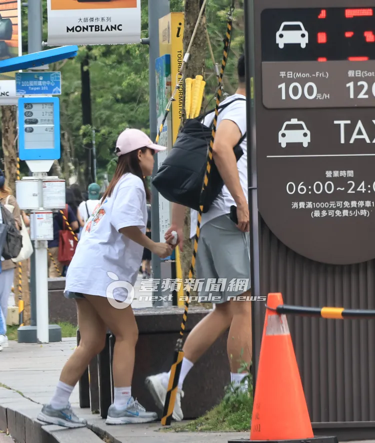 陳詩媛（左）跟上前，抓住王齊麟2隻手指頭。特勤中心攝