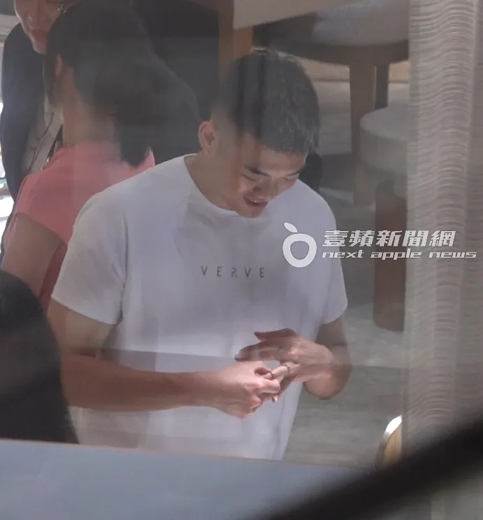 戴上戒指的王齊麟臉上洋溢笑容。特勤中心攝