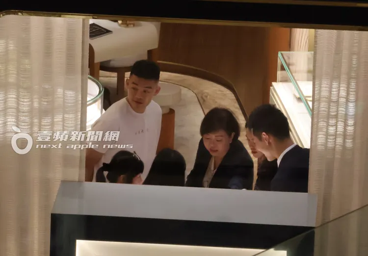 王齊麟聽專櫃人員介紹鑽戒。特勤中心攝