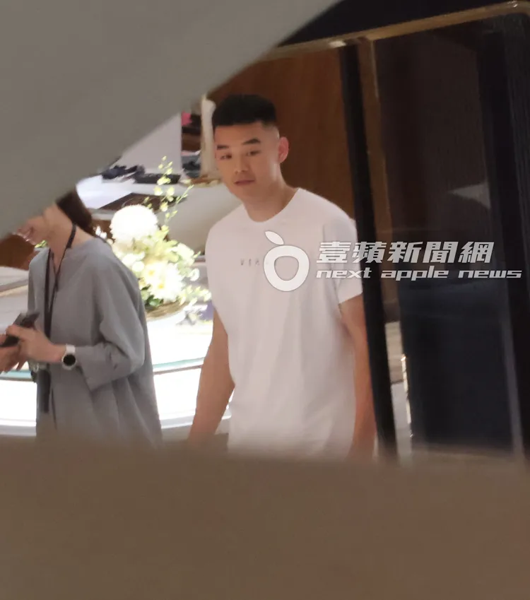 王齊麟在「CHAUMET」店裡逛了2個多小時。特勤中心攝