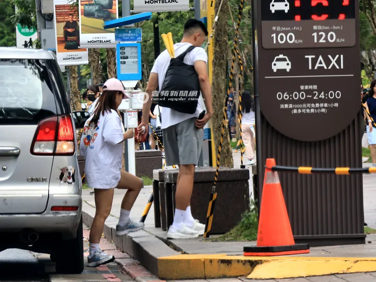 王齊麟（右）向後伸手等陳詩媛牽上。特勤中心攝