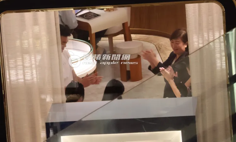 王齊麟和店員一起拍手，開心終於買下鑽戒。特勤中心攝