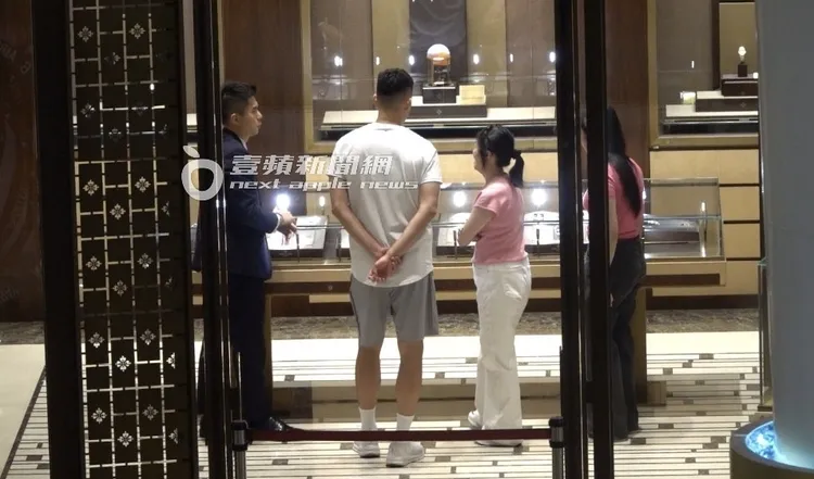 王齊麟到「錶王」百達翡麗店內看錶。特勤中心攝