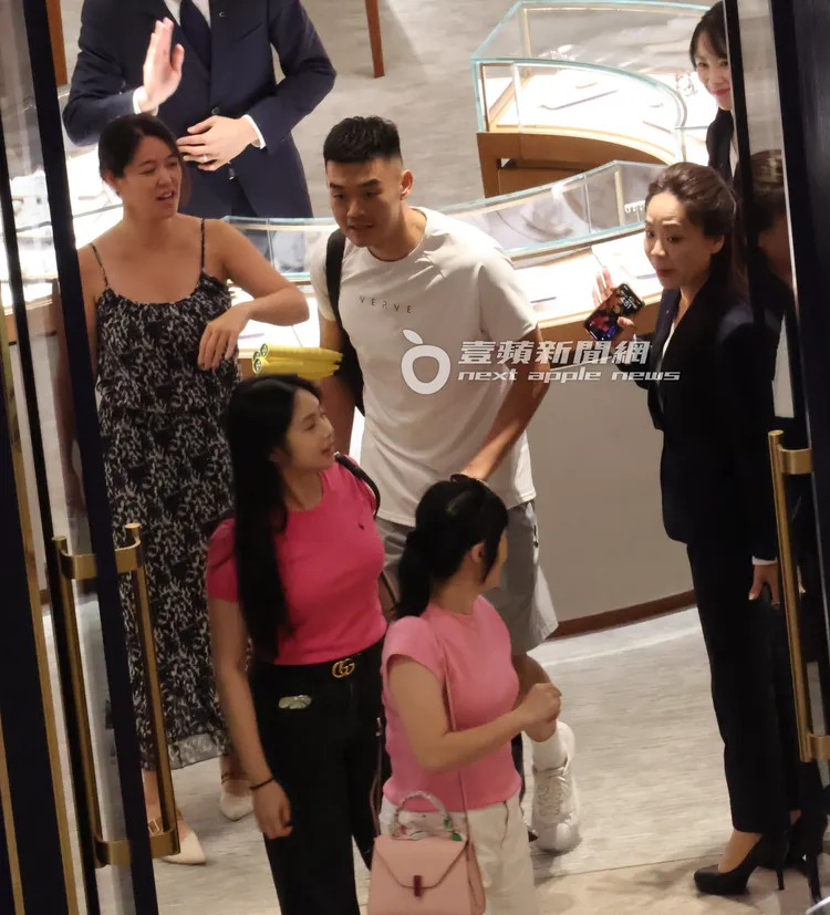 王齊麟買完戒指，開心走出店外。特勤中心攝