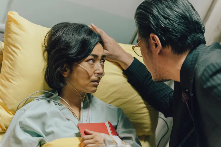 蔡燦得飾演陳庭妮父親的再婚對象，她因病返台醫治，半夜有神秘客探病埋玄機。逆光電影提供