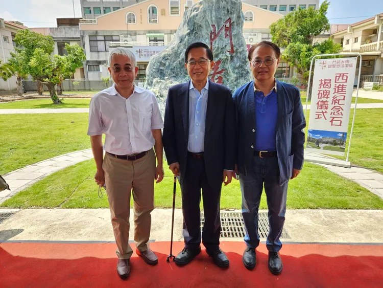 右起門諾基金會周朝國董事長、前總統陳水扁、副董事長賴甫誌合影。門諾基金會提供