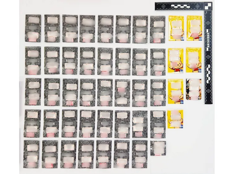 郭嫌車內攜有彩虹菸13包、哈密瓜錠5包三級毒品愷他命15包、混合型毒品咖啡包共47包。翻攝畫面