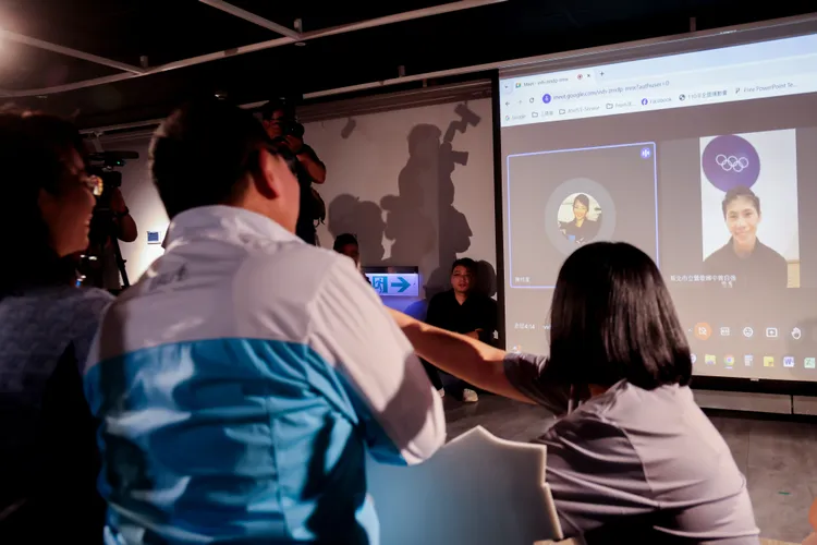 支持者湧入新北市府熬夜一起看直播，為林郁婷集氣加油。新聞局提供