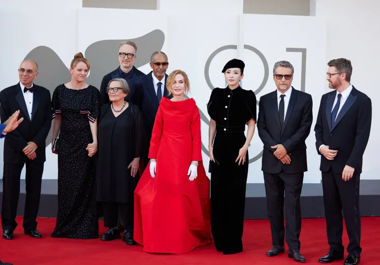 評審團主席伊莎貝雨蓓（右四）與眾評審合影。翻攝章子怡工作室微博