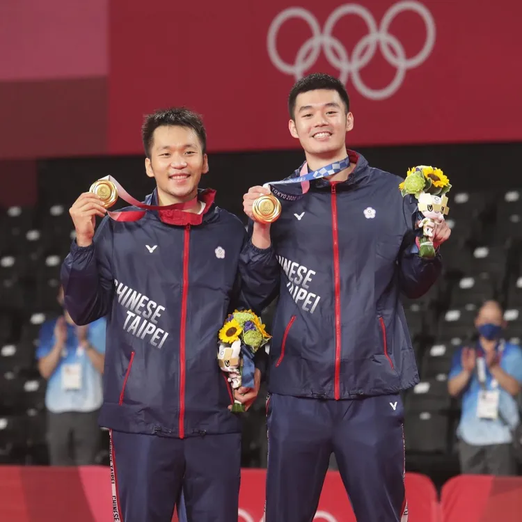 2021年李洋（左）、王齊麟在東京奪下台灣羽球史上首面奧運金牌。翻攝李洋IG