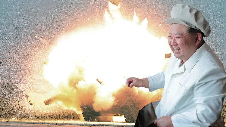 北韓領導人金正恩帥氣造型視察無人機測試，對測試結果大大的滿意。合成畫面。路透社