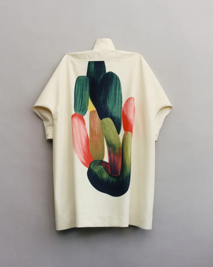 HOMME PLISSÉ ISSEY MIYAKE服裝最大化還原畫作的筆觸。品牌提供