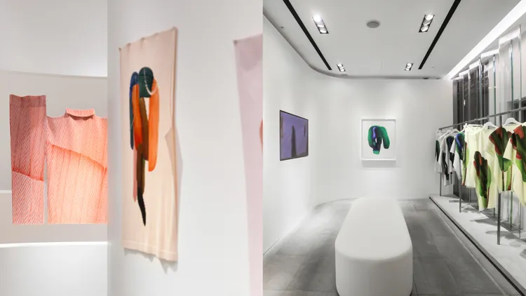 空間同時展出Bouroullec的繪畫與HOMME PLISSÉ ISSEY MIYAKE系列服裝。品牌提供