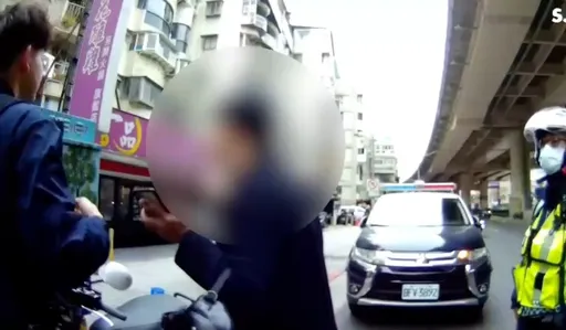 「為什麼攔我不攔他」!北市男街頭暴怒畫面曝 髒話連噴辱警這下慘了