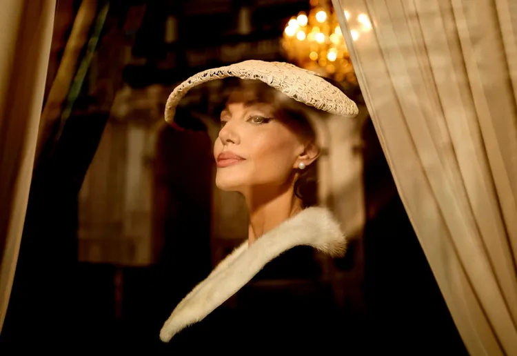 裘莉在新片飾演傳奇歌劇女伶瑪麗亞卡拉絲。翻攝IMDb