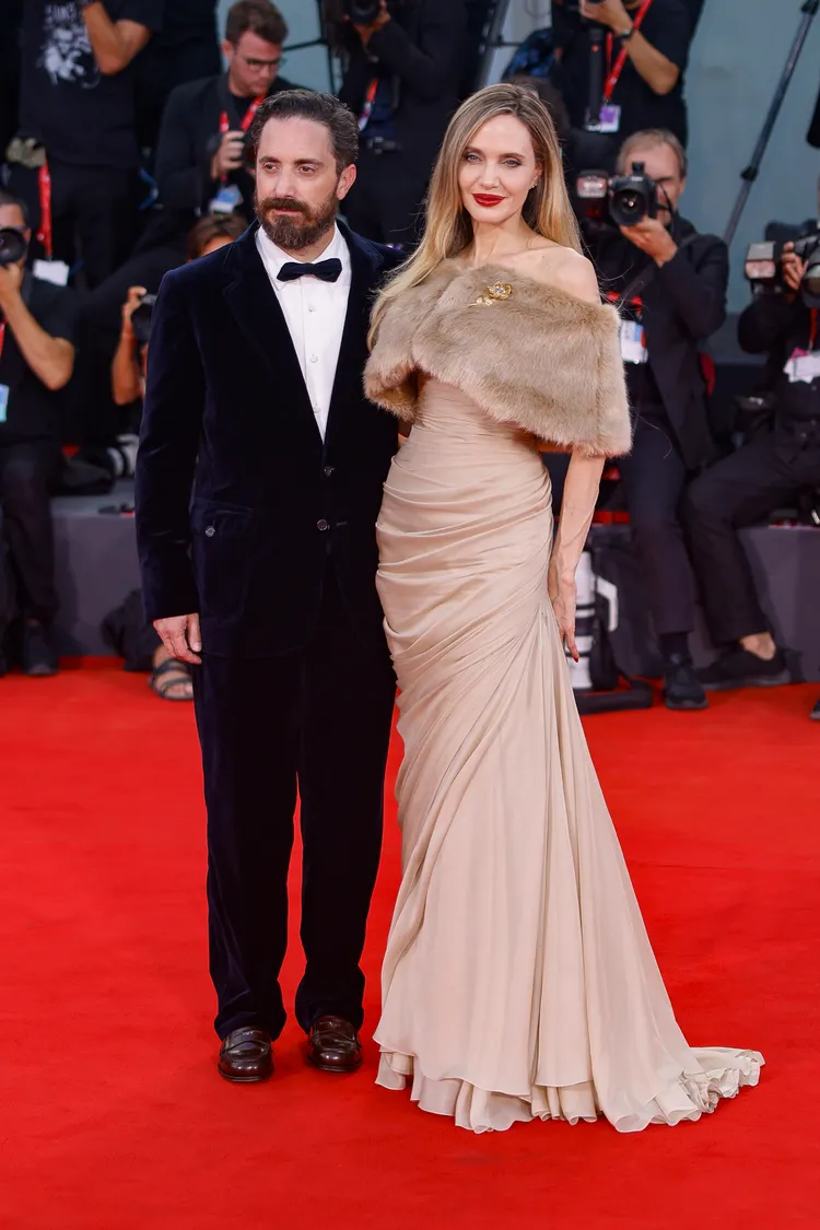 裘莉（右）與導演帕布羅拉瑞恩合作愉快。美聯社