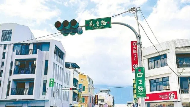 近日台東池上出現「書法路牌」，遭用路人反應辨識不清。取自臉書