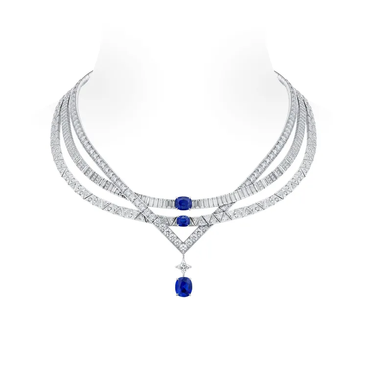 Gravite藍寶石與鑽石項鍊，擁有2顆喀什米爾枕形切割寶藍色藍寶石，以及1顆喀什米爾枕形切割藍寶石，1億3960萬元。品牌提供