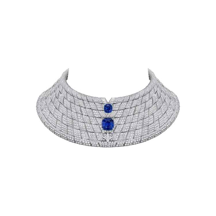 Perception藍寶石與鑽石項鍊（左圖），擁有20.1克拉斯里蘭卡古董枕形切割藍寶石，以及7.08克拉馬達加斯加古董枕形切割藍寶石，兩者產地不同但擁有相似的色澤感，1億2070萬元；藍寶石與鑽石戒指（右圖）1020萬元。品牌提供