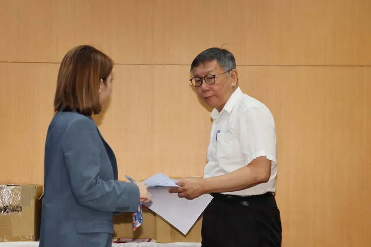 民眾黨主席柯文哲(右)出席政治獻金申報說明記者會。莊宗達攝