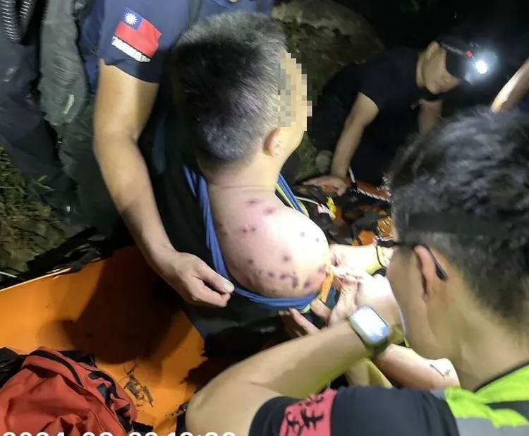 41歲洪姓助理為保護學生逃離，首當其衝不幸遭蜂群狂螫，送醫後不治，場景駭人。翻攝照片