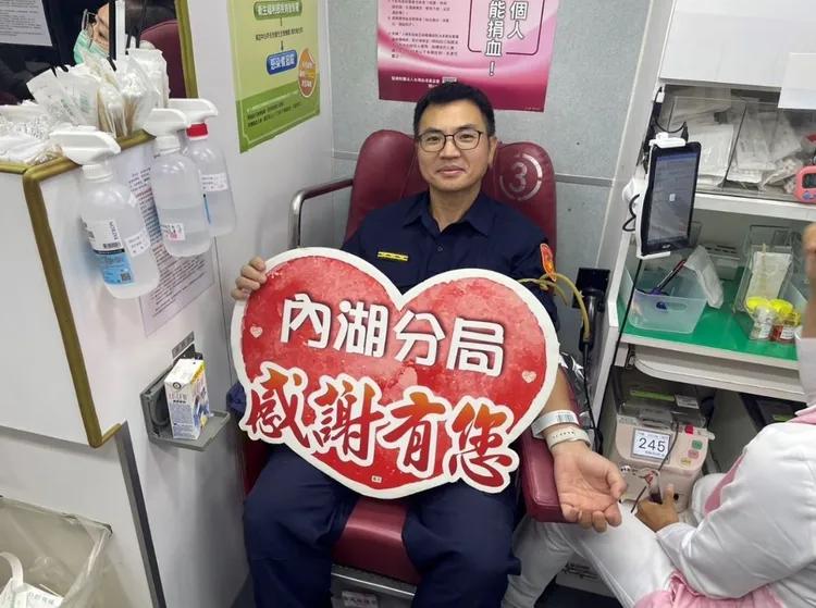 內湖分局同仁親自上陣捐血。警方提供