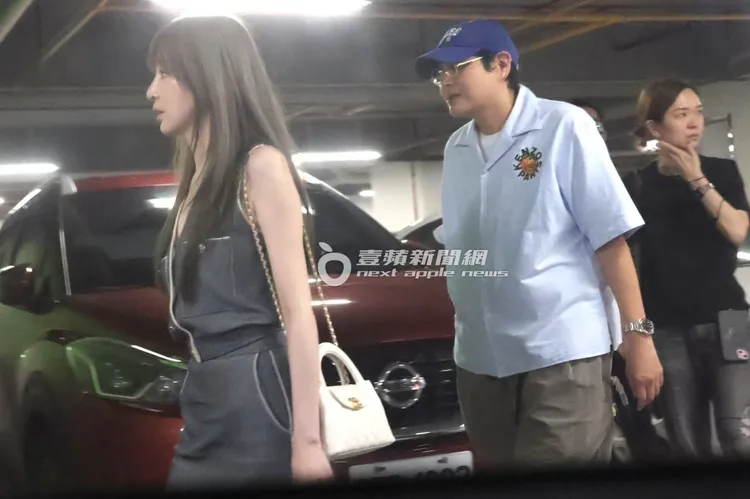 王心凌到國泰萬怡酒店搭電梯上14樓的Drift Lounge Bar。特勤中心攝