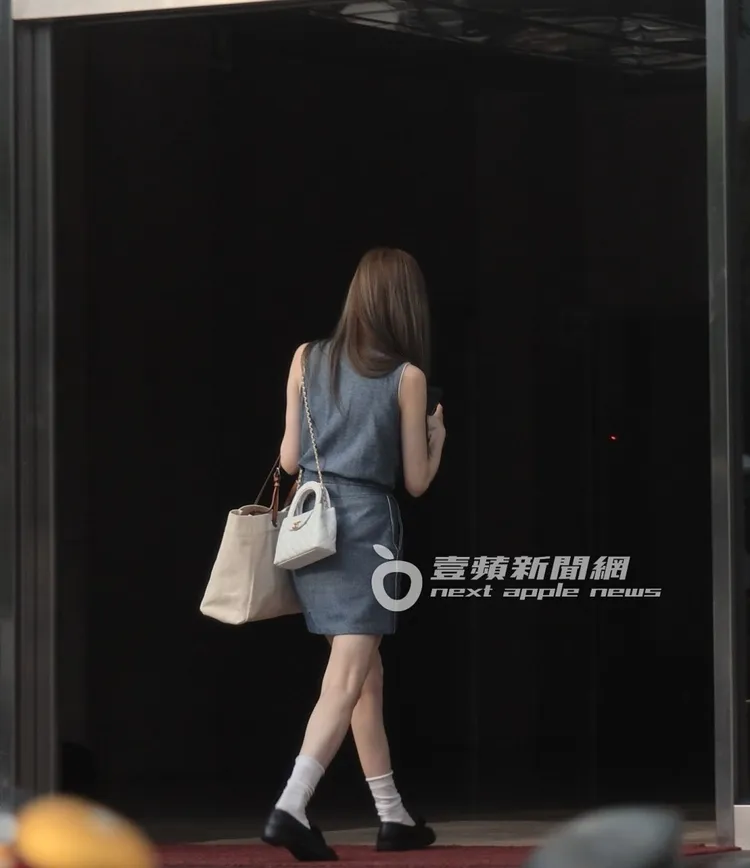 王心凌肩背香奈兒包、腳踩香奈兒亮皮鞋，走進環球企業大樓。特勤中心攝