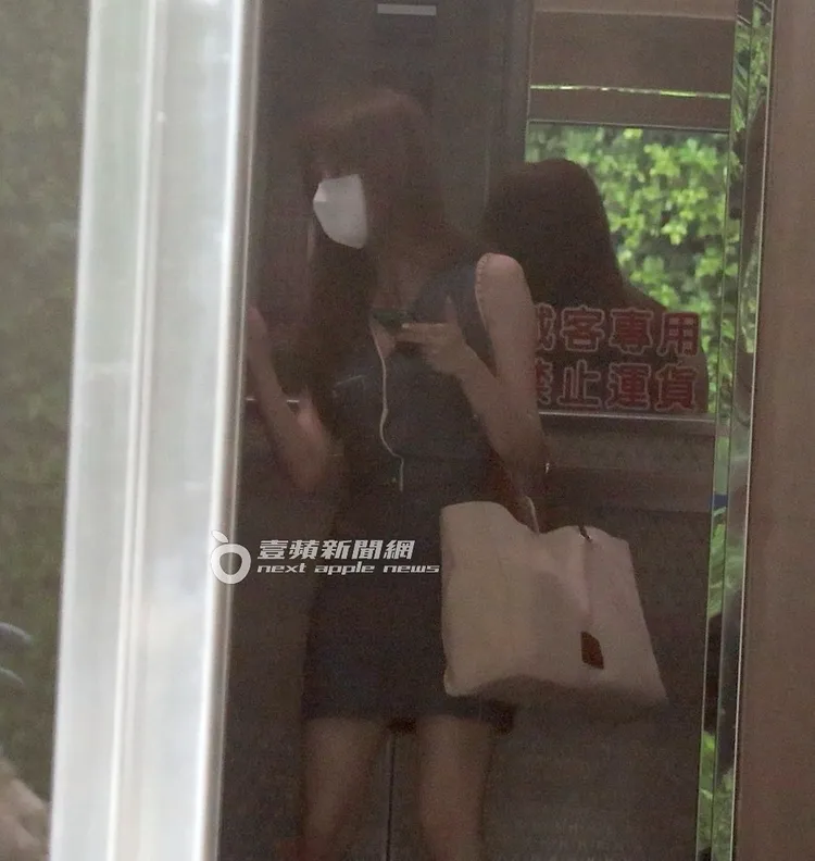 王心凌按電梯上6樓的陳怡蓉老公薛博仁創辦「聖諦亞健康管理診所」。特勤中心攝