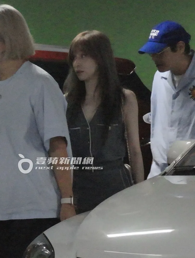 王心凌（中）搭乘經紀人的車，來到國泰萬怡酒店停車場下車。特勤中心攝