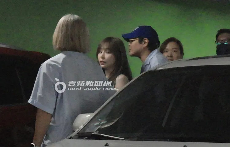 王心凌（左二）與經紀人及唱片公司高層，一同來到國泰萬怡酒店地下停車場。特勤中心攝